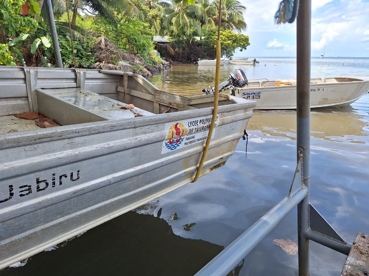 Le bateau suiveur du lycée de Taravao privé de son moteur (Crédit : Anne-Charlotte Lehartel). Le bateau suiveur du lycée de Taravao privé de son moteur (Crédit : Anne-Charlotte Lehartel).