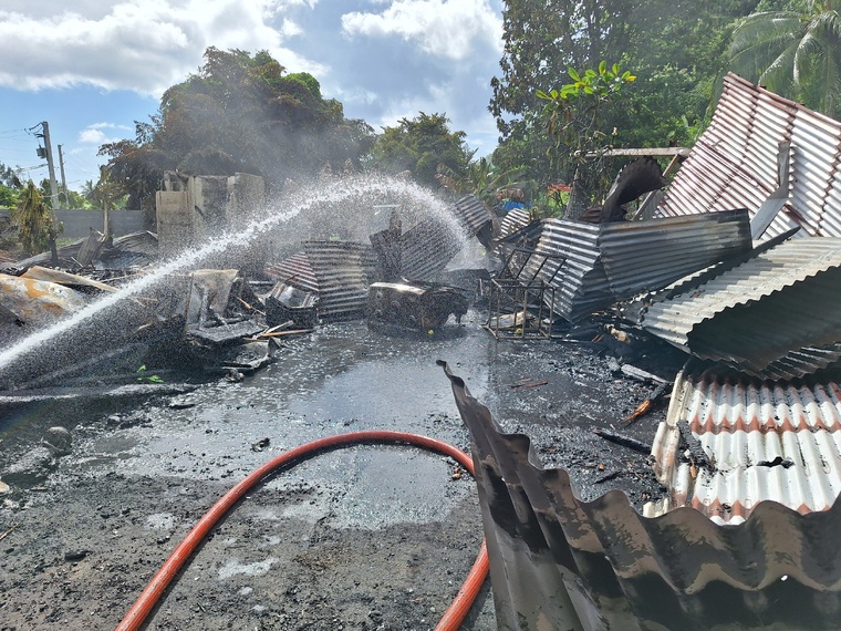 Malheureusement, la maison a été entièrement calcinée (Crédit : Anne-Charlotte Lehartel).