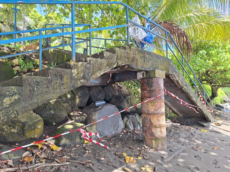 Entre l’usure du temps et l’assaut des vagues, la structure montre des signes de faiblesse.