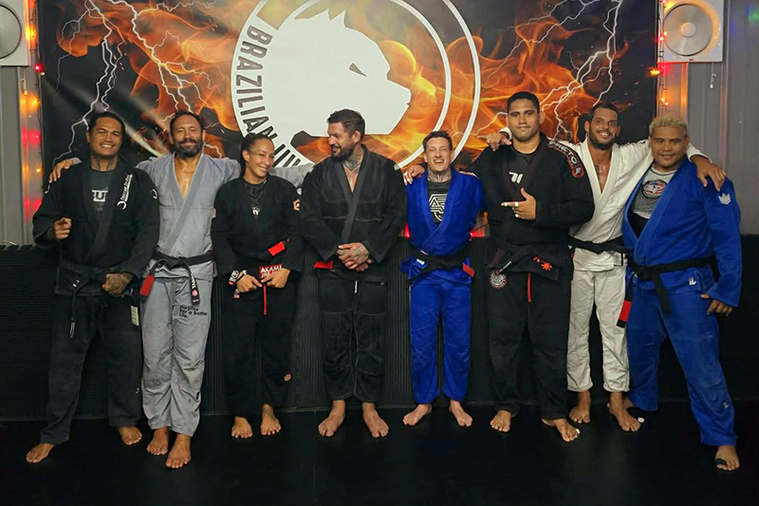 Kahe Walker, entourée des membres de son club de toujours, le Tahitian Top Team, est devenue la première femme de Polynésie à décrocher la ceinture noire de jiu-jitsu. © DR
