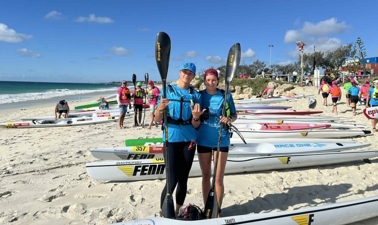 Nateahi Sommer et Iloha Eychenne seront sûrement présentes samedi. Nos deux championnes avaient fièrement représenté le Fenua à la mythique Shaw and Partners WA Race Week, course australienne mondialement connue. Nateahi Sommer et Iloha Eychenne seront sûrement présentes samedi. Nos deux championnes avaient fièrement représenté le Fenua à la mythique Shaw and Partners WA Race Week, course australienne mondialement connue.