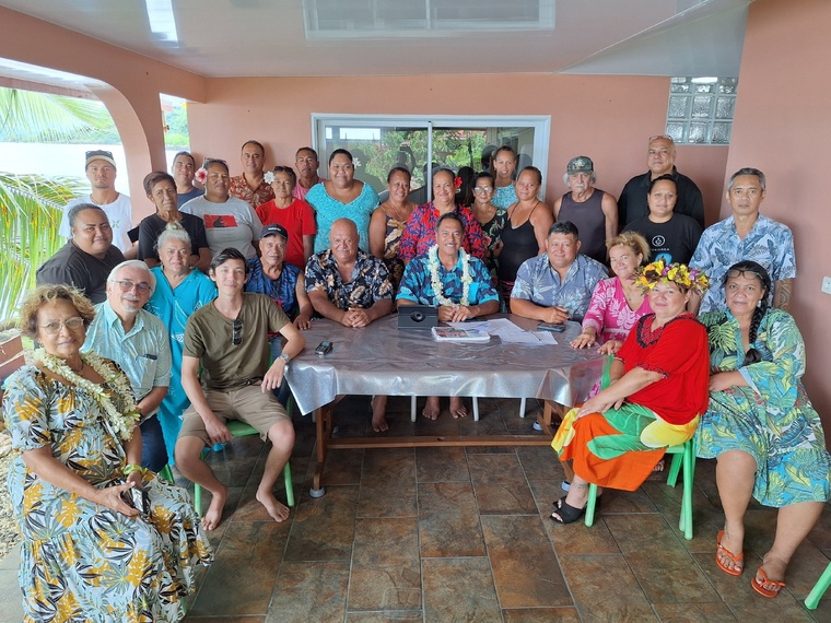 Séance de travail avec ses colistiers réunis dimanche à son domicile de Vairao. Séance de travail avec ses colistiers réunis dimanche à son domicile de Vairao.