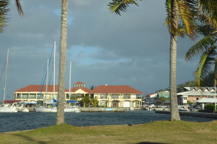 35 000 personnes vivent aux îles sous-le-Vent selon le dernier recensement. 35 000 personnes vivent aux îles sous-le-Vent selon le dernier recensement.