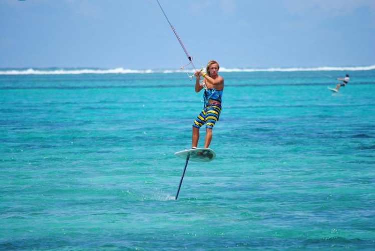 Théo pratique le kite sous toutes ses fomes, vagues, vitesse ou même foil Théo pratique le kite sous toutes ses fomes, vagues, vitesse ou même foil