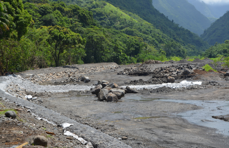 Les travaux d'aménagement d'un bassin dégraveur, dans le lit de la Taharuu à Papara. Les travaux d'aménagement d'un bassin dégraveur, dans le lit de la Taharuu à Papara.