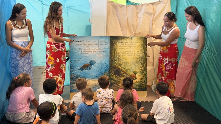 À Papeete, lors de la Nuit de la lecture, les enfants n’ont pas hésité à se servir parmi les livres mis gratuitement à disposition, l’un des temps forts de l’événement pour les familles venues nombreuses.