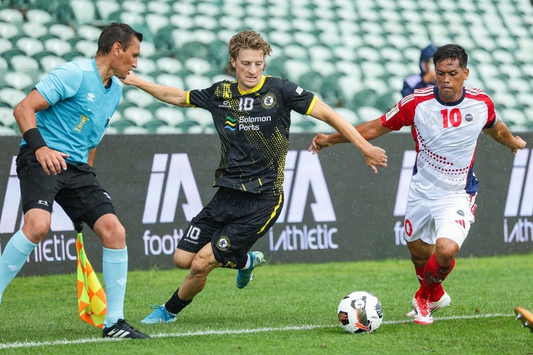 Le capitaine Teanui Tehau, élu homme du match, a livré un duel solide face à son adversaire direct, le Salomonais Lofthouse.