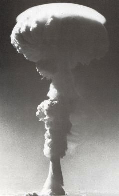 Le premier test nucléaire britannique à Christmas eut lieu le 15 mai 1957 (notre photo). Il y en eut 32 (GB et USA) jusqu’en 1962. Rougier avait planté 800 000 cocotiers sur l’île.