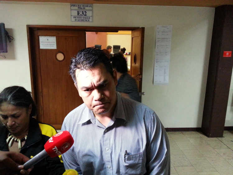 Jean-Paul Tuaiva a réitéré son mea culpa devant les médias, ce matin à la sortie de l'audience. Jean-Paul Tuaiva a réitéré son mea culpa devant les médias, ce matin à la sortie de l'audience.