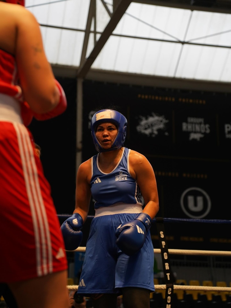 Édith a su contrer la boxe de son adversaire pour emporter le combat à l’unanimité.