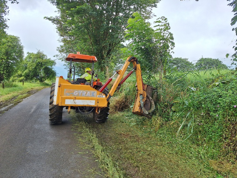 Certaines portions de route ont pu être élargies par le gyrobroyeur de la commune.