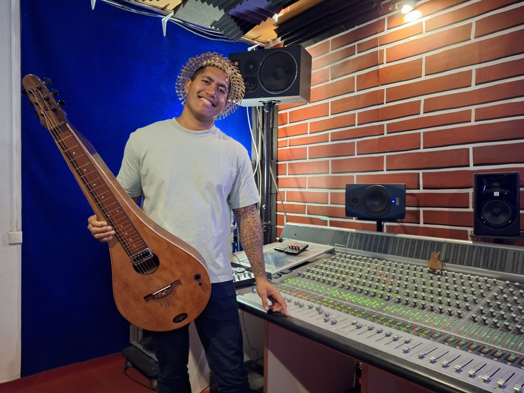 Rencontre avec Eto entre la finalisation de son album et la préparation de son prochain concert (Crédit : Anne-Charlotte Lehartel).