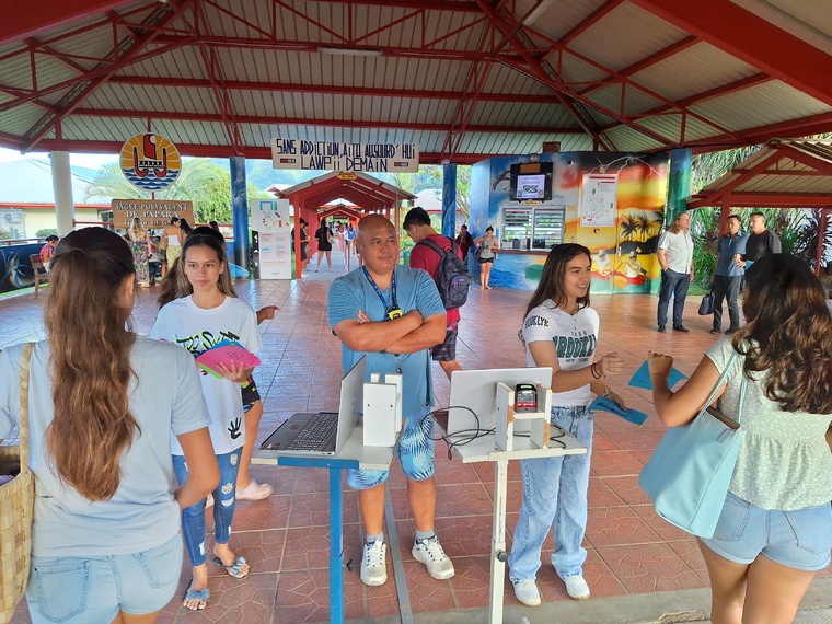 Distribution des flyers de sensibilisation réalisés par les élèves pour “libérer la parole” (Crédit : Anne-Charlotte Lehartel).