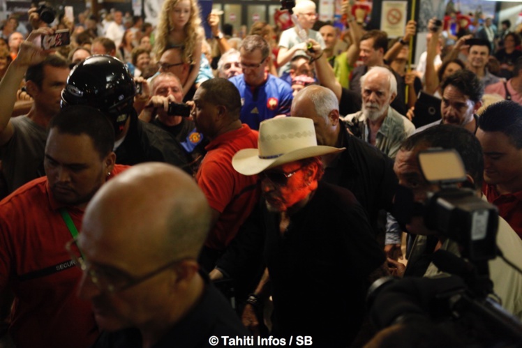 ...pour se rendre dans la voiture qui l'attendait ...pour se rendre dans la voiture qui l'attendait
