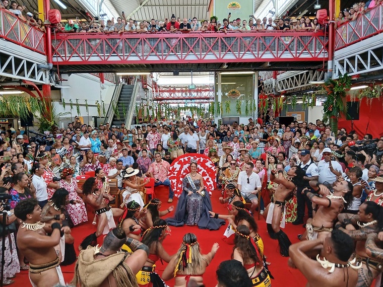 Le marché de Papeete était bondé ce vendredi pour le bain de foule de Hinaupoko Devèze accueillie par le groupe marquisien Kaipeka. crédit photo SD
