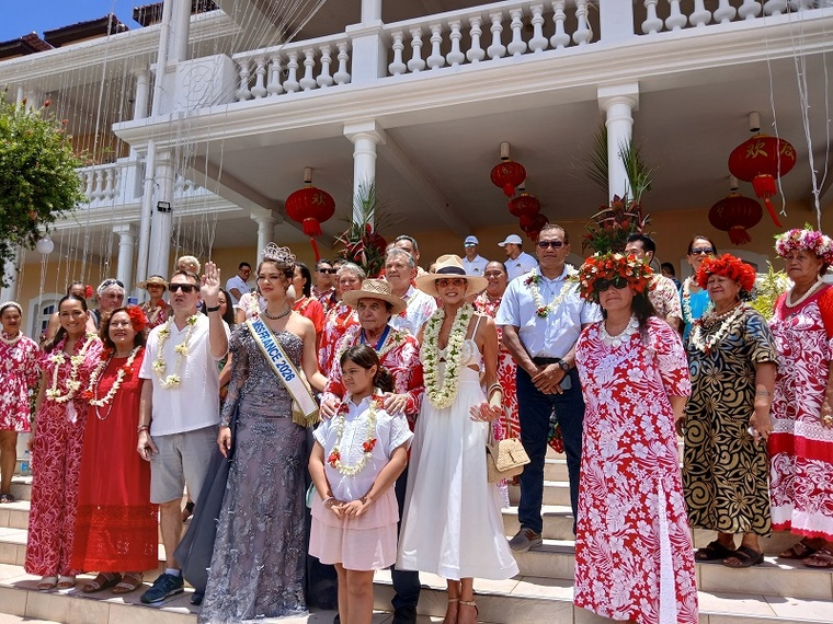 Photo sur le perron de la mairie avec les membres du conseil municipal, tous présents pour l’occasion.  crédit photo SD
