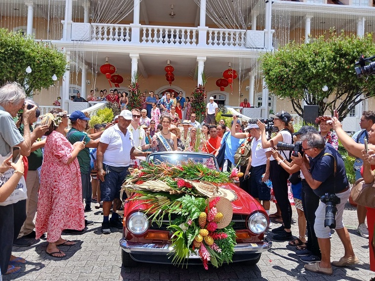 Départ de la mairie de Papeete pour se rendre au marché où la foule attend impatiemment sa miss Tahiti et miss France. crédit photo SD