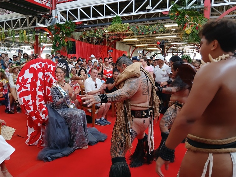 Séquence marquisienne avec le groupe Kaipeka au marché. crédit photo SD