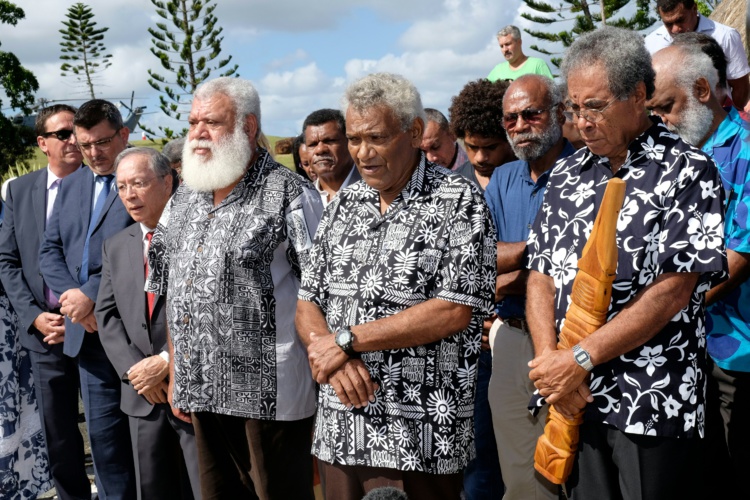 Manuel Valls dans la "brousse" calédonienne, "grande oubliée" de l'archipel Manuel Valls dans la "brousse" calédonienne, "grande oubliée" de l'archipel