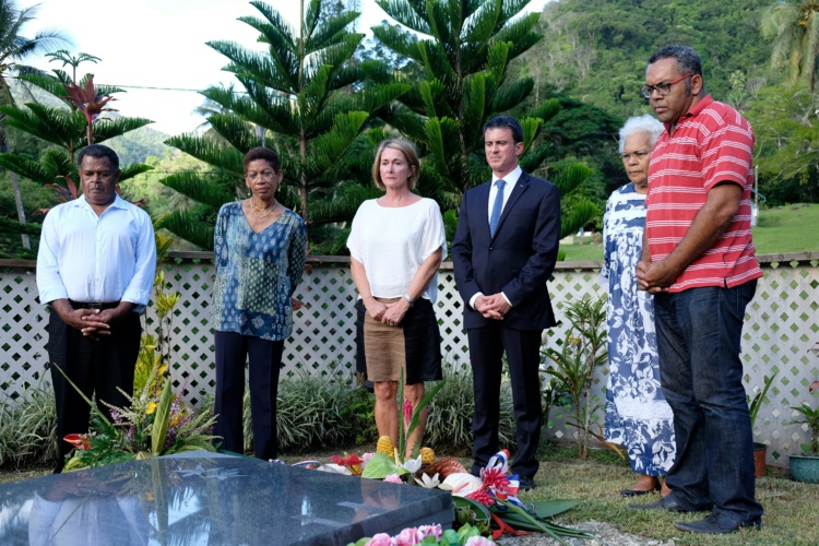 Manuel Valls s'est recueilli samedi sur la tombe de Jean-Marie Tjibaou. Photo : AFP Manuel Valls s'est recueilli samedi sur la tombe de Jean-Marie Tjibaou. Photo : AFP