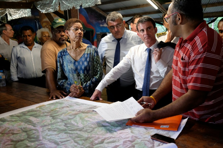 Manuel Valls dans la "brousse" calédonienne, "grande oubliée" de l'archipel