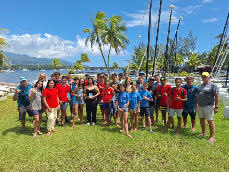 Arue monte sur la première marche du podium, complété par Taravao en deuxième et troisième position.