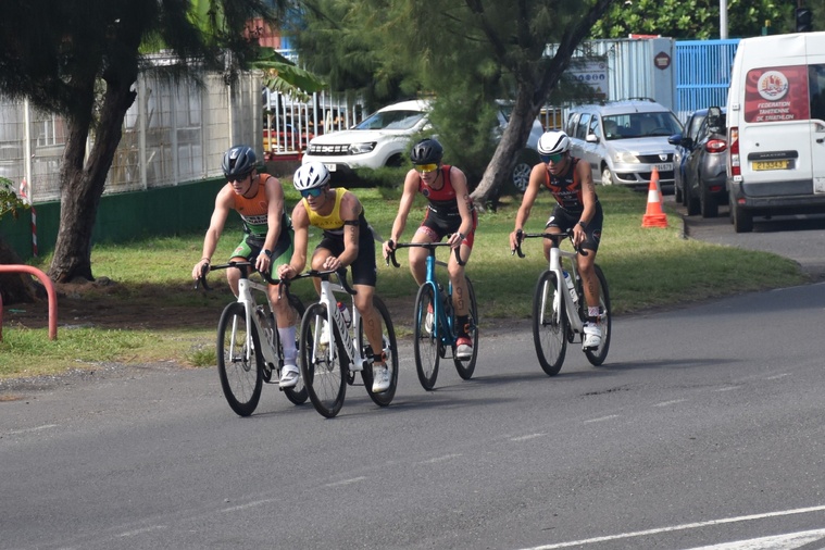 Avec un vent défavorable, les cyclistes ont dû travailler en groupe pour se mettre à l’abri. Avec un vent défavorable, les cyclistes ont dû travailler en groupe pour se mettre à l’abri.