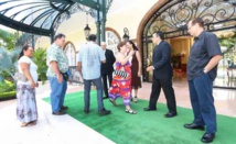 Les représentants syndicaux qui ont accepté ce rendez-vous traditionnel du 1er mai avec le gouvernement sont accueillis par les ministres mobilisés sur le perron de la présidence de la Polynésie française.