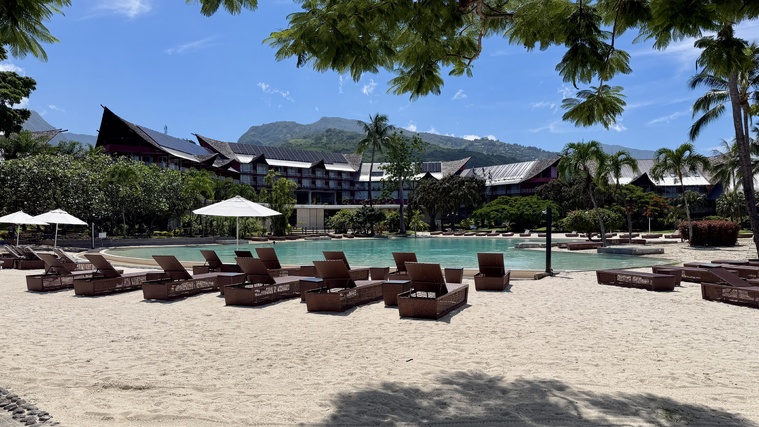 Le Tahiti Lagoon Resort rouvre ses portes à Punaauia : piscine emblématique, plage de sable blanc et nouveau restaurant en bord de mer marquent le renouveau de l’ex-Méridien.