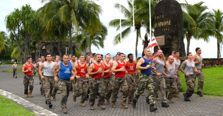 La course à pied en treillis en référence à la bataille de Bir Hakeim (Crédit : RIMaP-Polynésie). La course à pied en treillis en référence à la bataille de Bir Hakeim (Crédit : RIMaP-Polynésie).