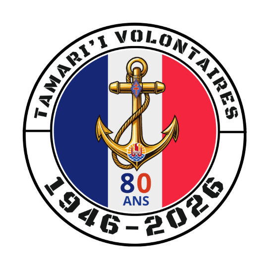 Le logo des 80 ans du retour des Tamari’i Volontaires au Fenua arboré par les militaires (Crédit : RIMaP-Polynésie).