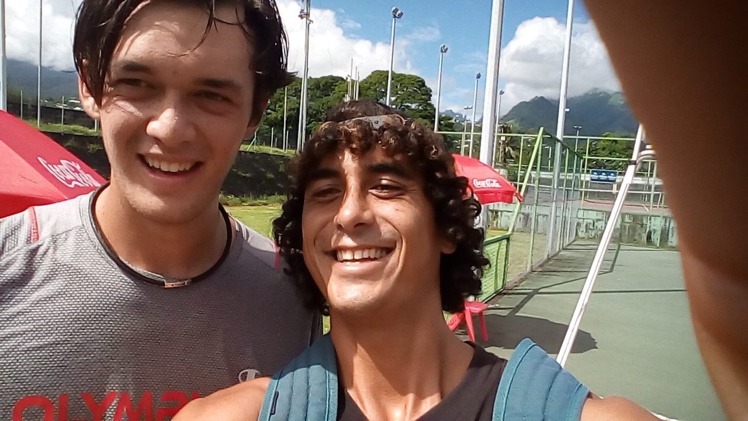 Hotu, son frère, était là pour féliciter Heve pour son 2e titre de champion Hotu, son frère, était là pour féliciter Heve pour son 2e titre de champion