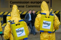 Des militants de Greenpeace manifestant le 7 novembre 2012 devant la Commission européenne.