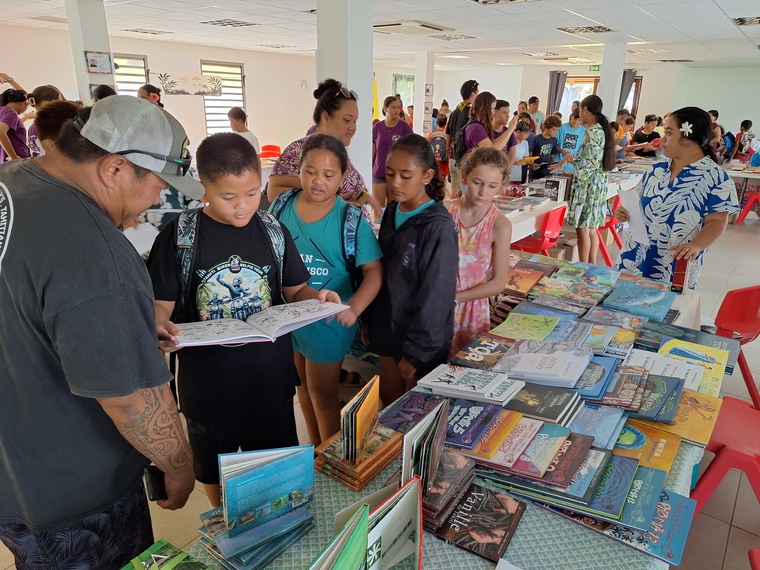 L’incontournable feuilletage sur les stands des maisons d’édition (Crédit : Anne-Charlotte Lehartel).