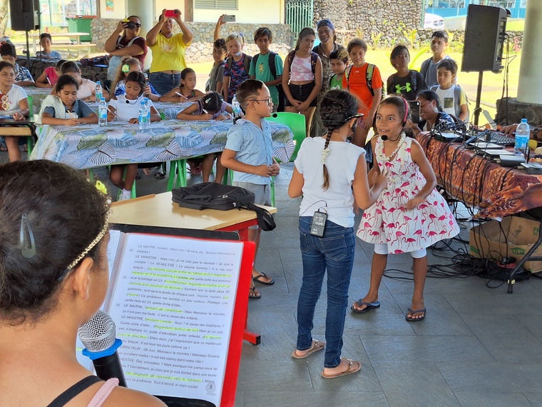 Humour et expressivité pour cette saynète interprétée par des élèves de CE2 de Vairao. Humour et expressivité pour cette saynète interprétée par des élèves de CE2 de Vairao.