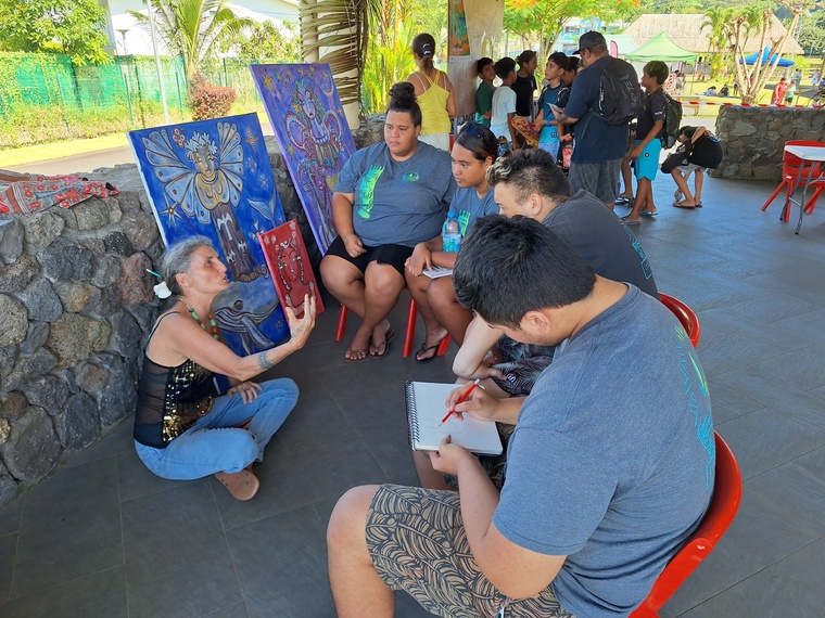 Art, légendes polynésiennes et tradition orale avec l’artiste Sabrina Birk. Art, légendes polynésiennes et tradition orale avec l’artiste Sabrina Birk.
