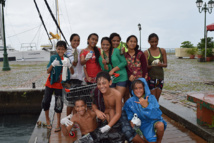 Les 5e du collège Anne-Marie Javouhey ont participé au nettoyage du port d'Uturoa, organisé par Raromatai Environnement avec la complicité d'Hemisphere Sub et l'association Black Fins.