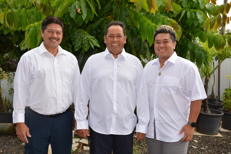 Faana Taputu, tête de liste d’Ensemble pour demain à Taiarapu-Ouest et Toahotu (à gauche), secondé par Randy Li Chin Foc à Vairao et Milton Parker à Teahupo’o (Crédit : Ensemble pour demain).