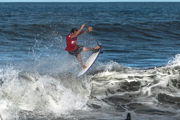 Peio Charriaud, champion en titre de la catégorie juniors, confirme en remportant la première étape de cette nouvelle saison.