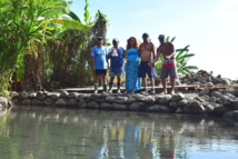 Laurence Zima, adjointe au maire en charge de la conservation et de la valorisation du patrimoine, au centre de la photo à la source de Outuaraea.