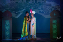 Sur scène, Reva joue le rôle de la princesse Jasmine. Elle chante avec Aladdin.