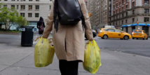 A partir du 1er octobre, les New-Yorkais devront payer au moins 5 cents (4 centimes d'euros) par sac jetable en plastique ou papier.