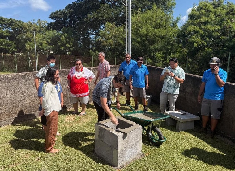 Les représentants de l’État, du Pays et des acteurs de l’organisation des prochains Jeux du Pacifique était réunis jeudi autour du ministre des Sports, Kainuu Temauri, pour poser la première pierre de la nouvelle salle dédiée au badminton et au tennis de table.