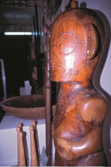 Très beau tiki de bois au musée de Vaipaee.