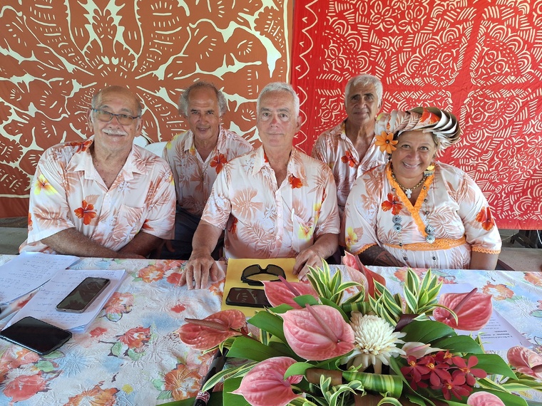 Anthony Jamet entouré d’Antoine Ganivet, Pierrot Metua, Tehei Pifao et Nélia Tihoni. Anthony Jamet entouré d’Antoine Ganivet, Pierrot Metua, Tehei Pifao et Nélia Tihoni.