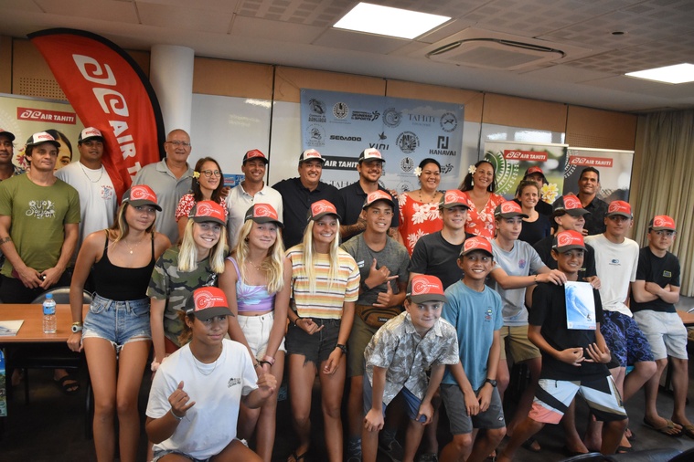Toute la famille du surf français et tahitien réunie autour du projet Heritage et du Air Tahiti Rangiroa Horue Festival.