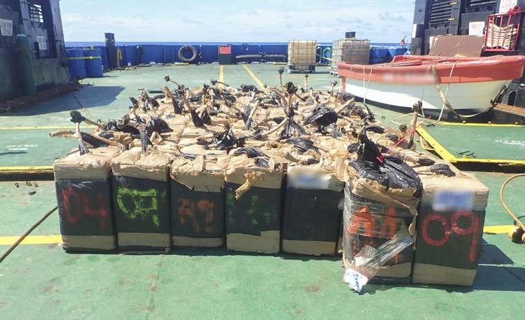 Cent ballots de cocaïne ont été découverts à bord d’un navire suspect battant pavillon étranger (Crédit photos : Marine nationale).