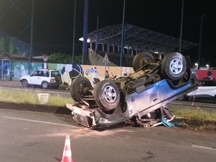 Un véhicule se retourne à Arue