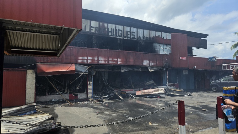 Une maison et une quincaillerie détruits par le feu