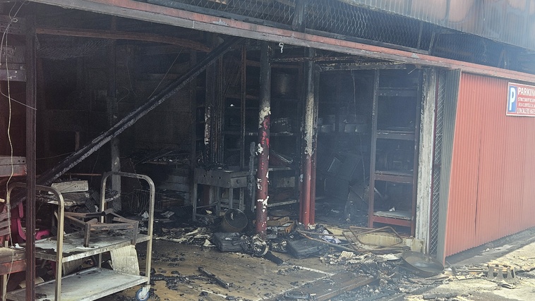 Une maison et une quincaillerie détruits par le feu Une maison et une quincaillerie détruits par le feu